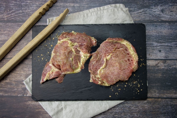 Nackensteaks in Kräuterbutter