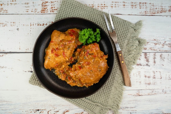 Schweineschnitzel paniert in Paprikasauce