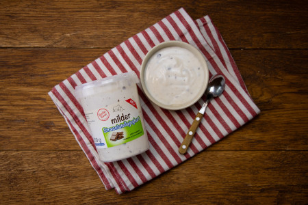 Milder Stracciatellajoghurt aus frischer Landmilch von Becker`s Kühen