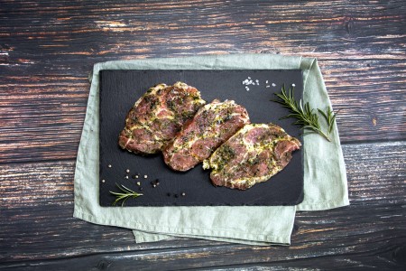 Mediterrane Steaks vom Aktivstall-Schwein