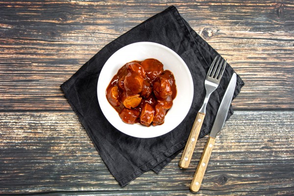 Currywurst mit Sauce vom Aktivstall-Schwein